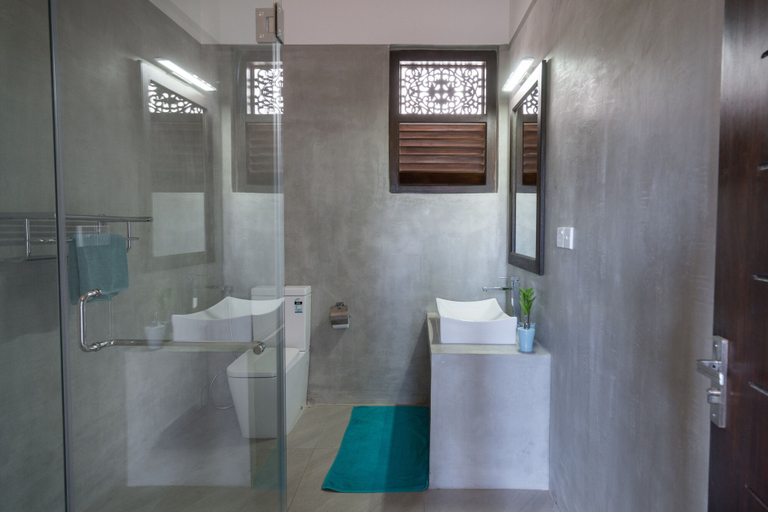 Bathroom 4, At Ease Beach Hotel, Hikkaduwa