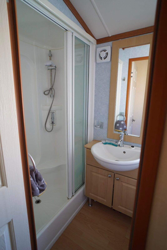 Bathroom 2, Cozy 2 Bedroom Coastal Chalet in Hunstanton, Cambridgeshire