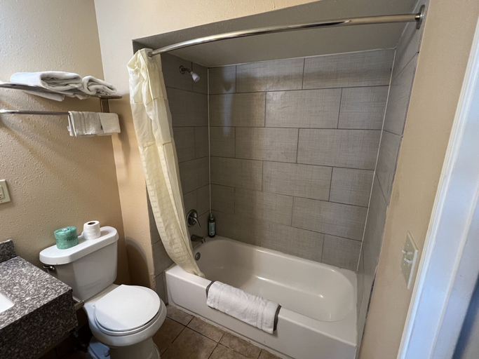 Bathroom 4, Country Inn-Giddings, Lee
