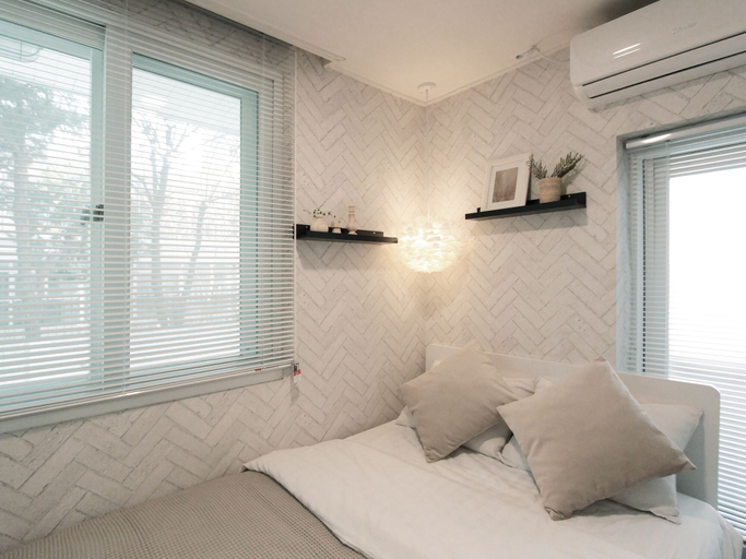 Bedroom 3, Neat House, Mapo