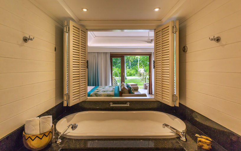 Bathroom 5, Constance Lémuria