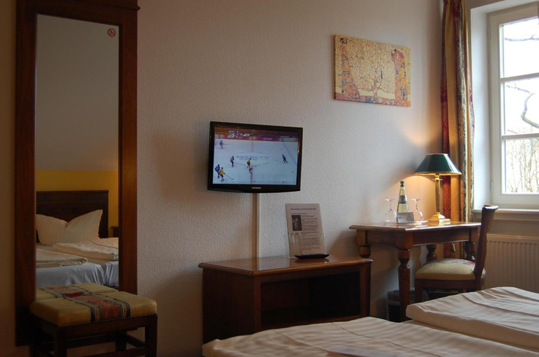 Bedroom 3, Hotel Königin Olga, Ostalbkreis