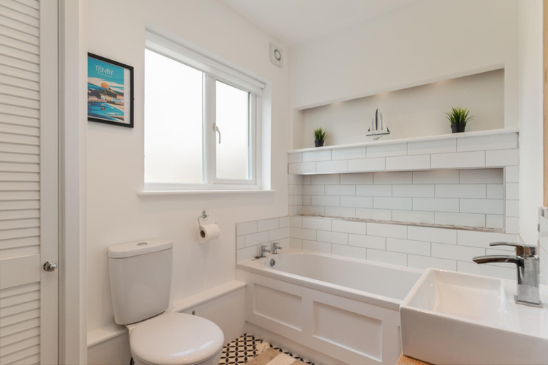 Bathroom 3, Falcon House in Pembroke Dock, Pembrokeshire