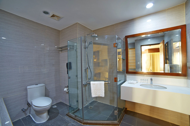 Bathroom 5, Cebu White Sands Resort and Spa, Lapu-Lapu City