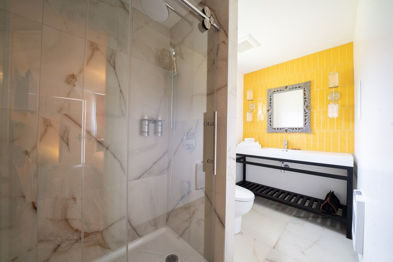 Bathroom 4, Motel Chelsea, Les Collines-de-l'Outaouais