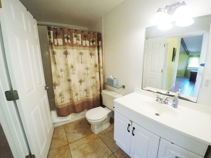 Bathroom 4, The Little Oasis Beach House, Lee