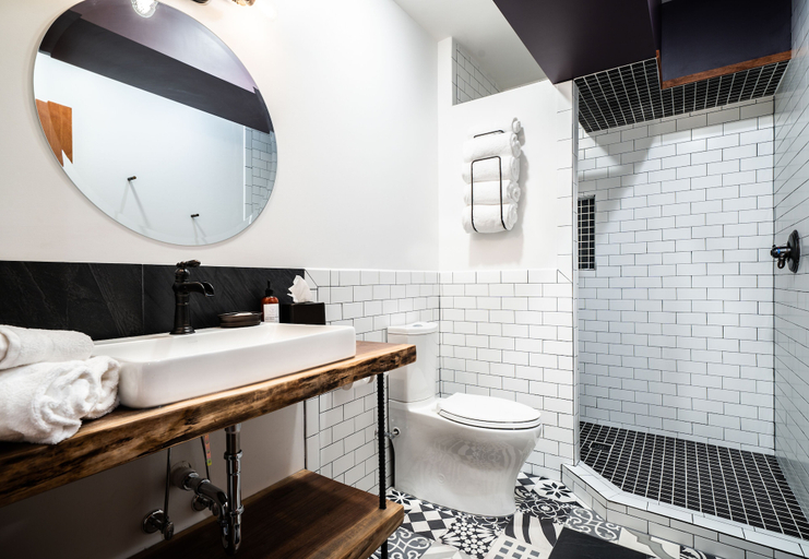 Bathroom 5, The Horton Hotel and Rooftop Lounge, Watauga