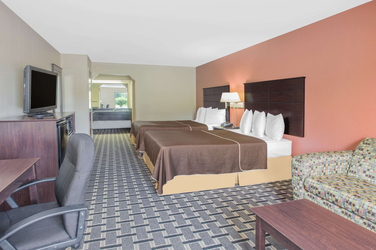 Bedroom 3, Days Inn & Suites by Wyndham Pine Bluff, Jefferson