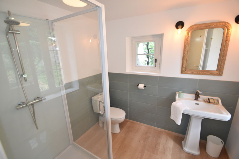 Bathroom 4, Les Destinees, Indre-et-Loire