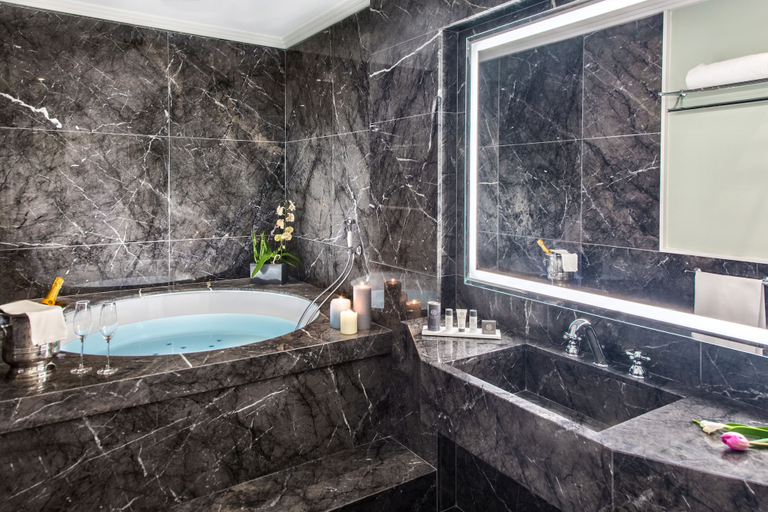 Bathroom 5, Grand Hotel Santa Lucia, Napoli