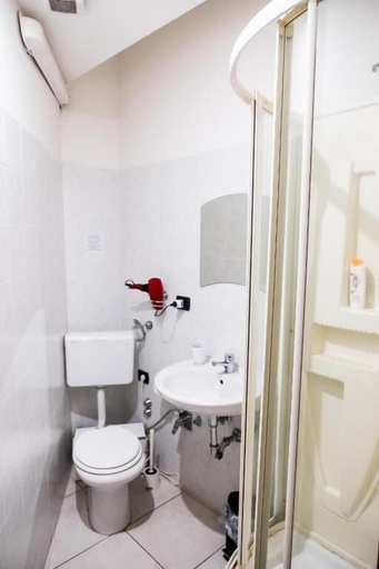 Bathroom 5, B & B 30 mt dal duomo, Benevento
