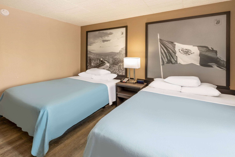 Bedroom 3, Super 8 by Wyndham Laredo, Webb