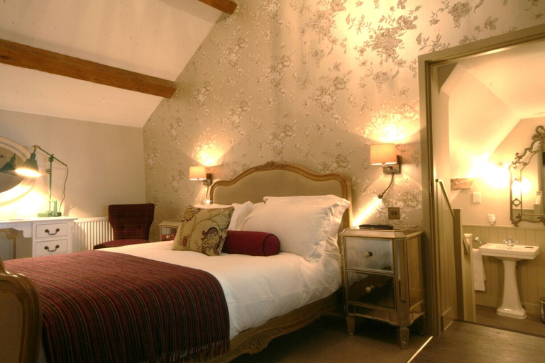 Bedroom 2, The Three Pigeons Inn, Oxfordshire