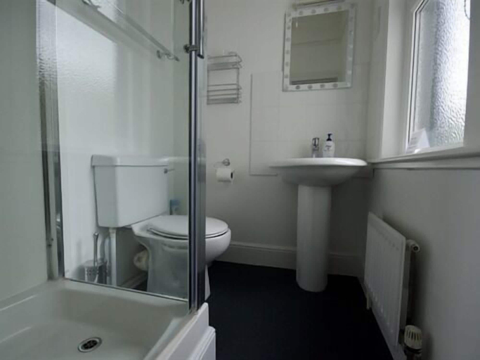 Bathroom 4, Headlands - Room Only Accommodation, Cornwall