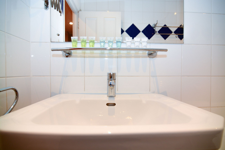 Bathroom 3, Apartment Wharf - Central London, London