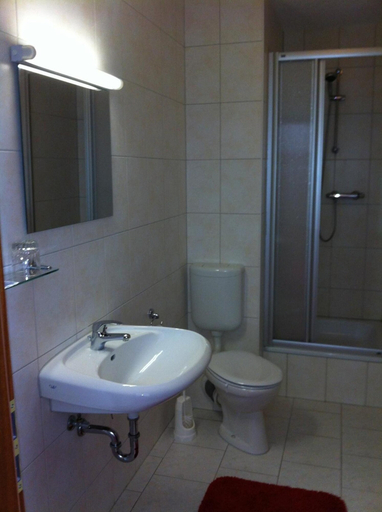 Bathroom 5, Hotel Zum Goldenen Löwen, Saalekreis