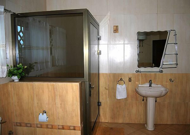 Bathroom 5, Acacia Lodge, North Legon, Ga East
