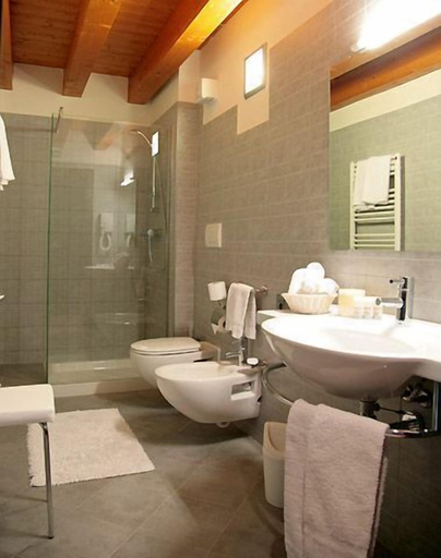 Bathroom 5, Corte della Rocca Bassa, Verona