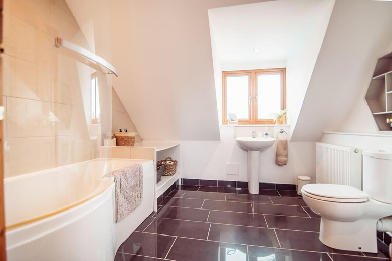 Bathroom 3, Threeways Retreat With Heated Swimming Pool, Kent