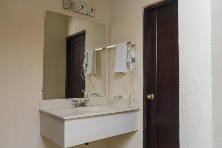 Bathroom 4, Farallones Hotel, Chinandega