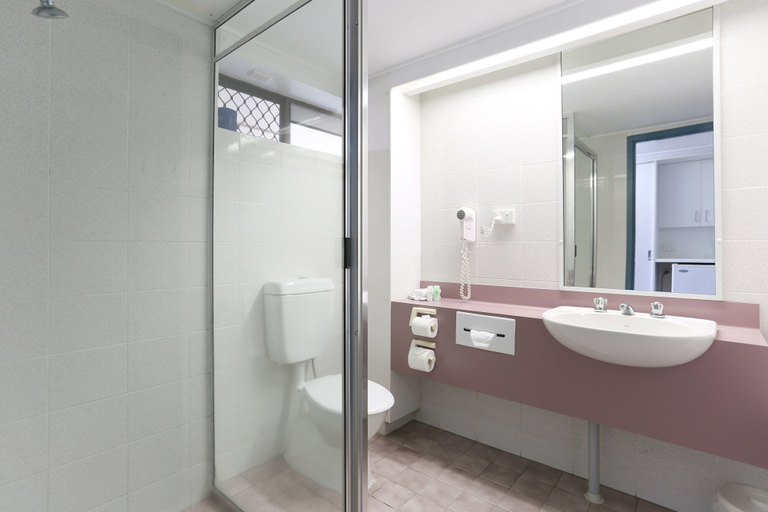 Bathroom 4, Reef Resort Motel, Mackay - Pt A