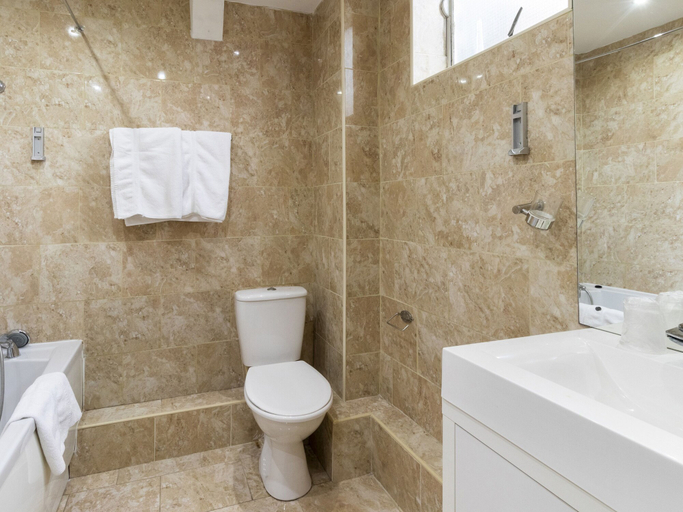 Bathroom 5, Stuart Hotel, Luton