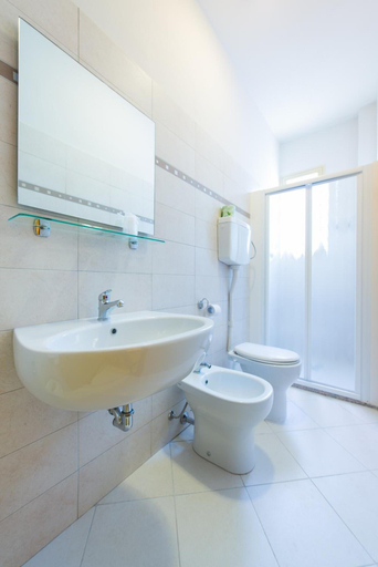 Bathroom 3, Hotel Losanna, Rimini