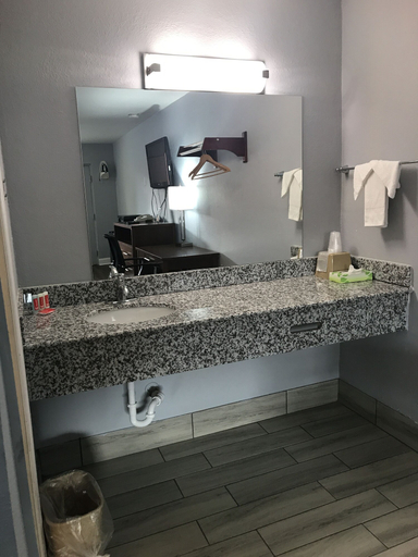 Bathroom 4, Econo Lodge Inn & Suites Virginia Beach - Norfolk, Virginia Beach