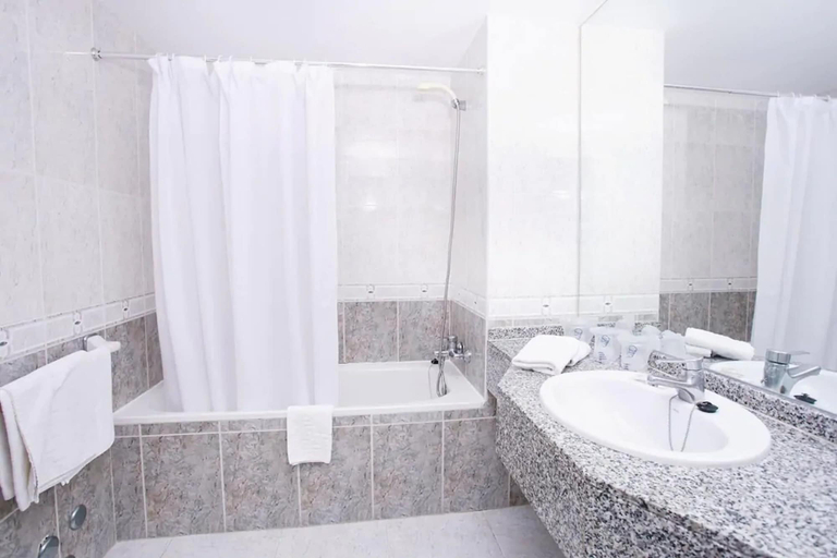Bathroom 5, Hotel Kilimanjaro, Baleares