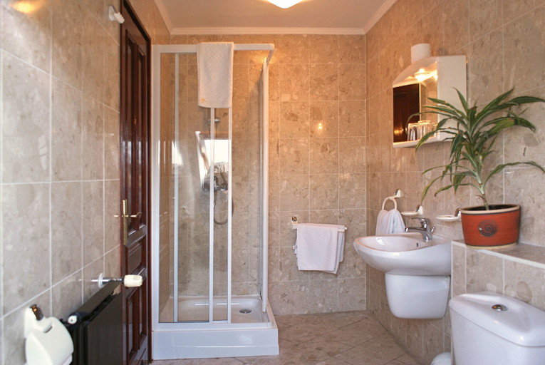 Bathroom 3, Korona Pension Restaurant, Hévíz/Keszthely