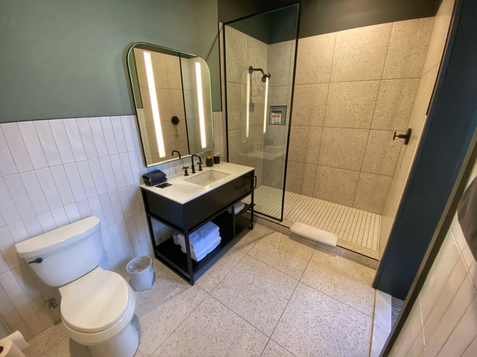 Bathroom 4, Kinn Guesthouse Downtown, Milwaukee