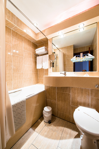 Bathroom 5, The Liner Hotel, Sefton