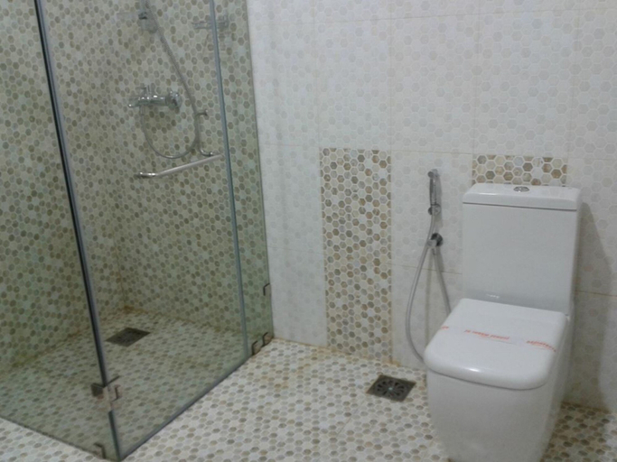Bathroom, Anantamaa, Trincomalee Town and Gravets