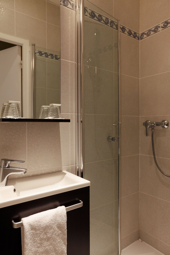 Bathroom 4, Hôtel du Dauphin, Rhône