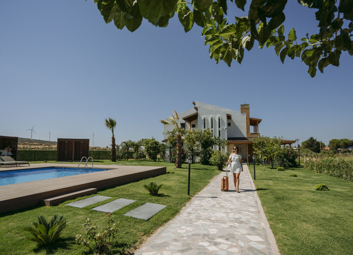 Exterior & Views