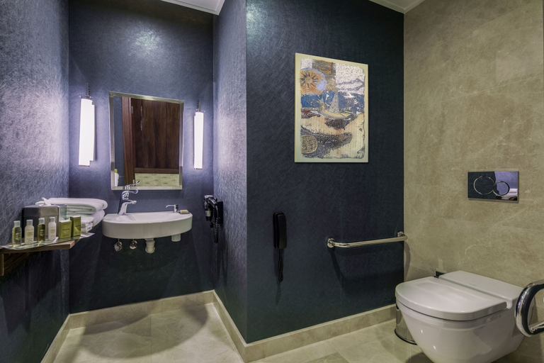 Bathroom 5, DoubleTree by Hilton Istanbul Topkapi, Fatih