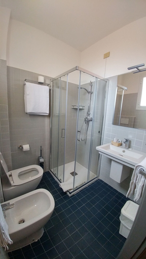Bathroom 5, Hotel Loreley, Venezia