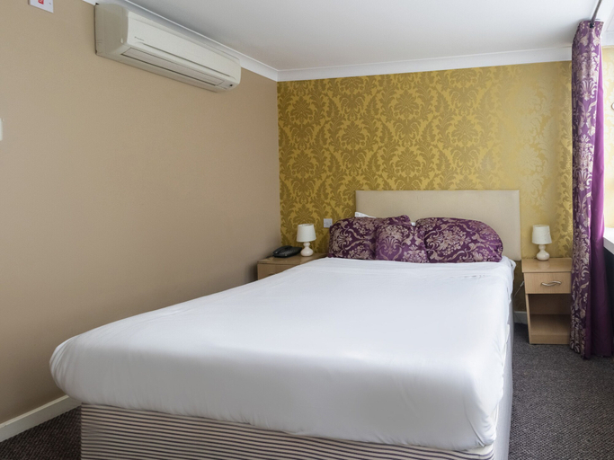 Bedroom 4, Stuart Hotel, Luton