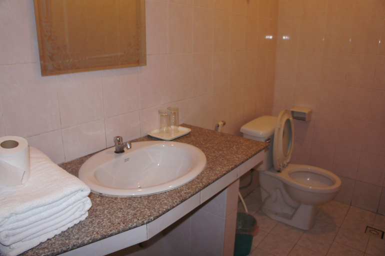 Bathroom 3, Sisavath Hotel, Vientiane