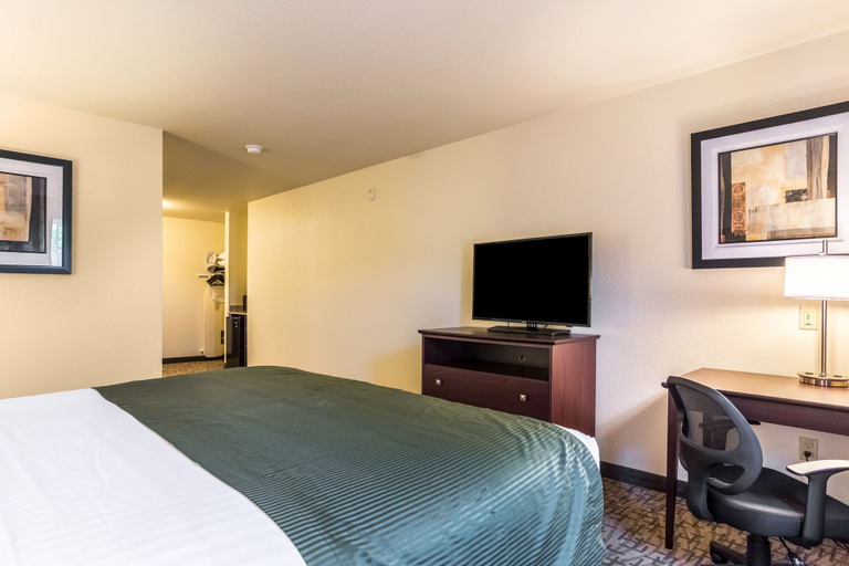 Bedroom 4, Cobblestone Hotel & Suites - Hutchinson, McLeod