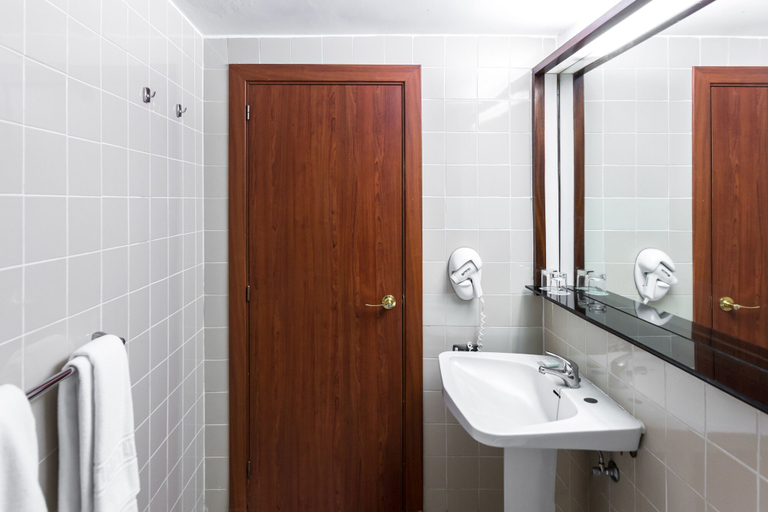 Bathroom 5, Catalonia Punta del Rey, Santa Cruz de Tenerife