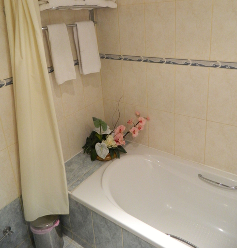 Bathroom 5, Moniatis Hotel