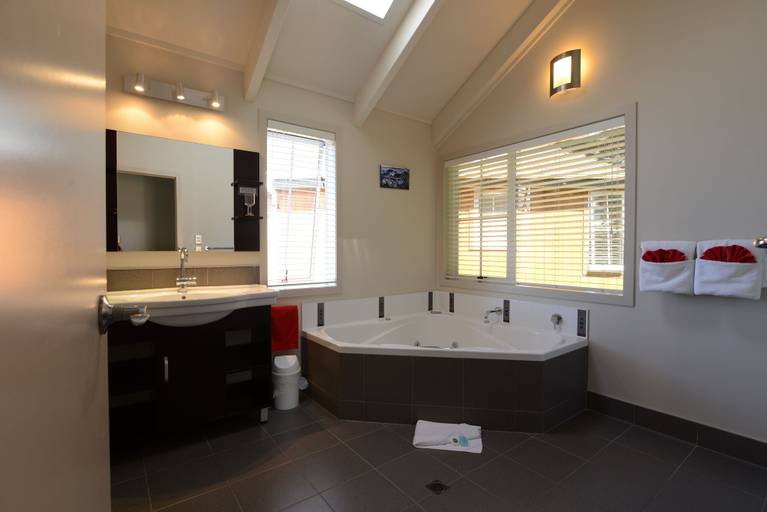 Bathroom 5, Anchor Lodge Motel Coromandel, Thames-Coromandel