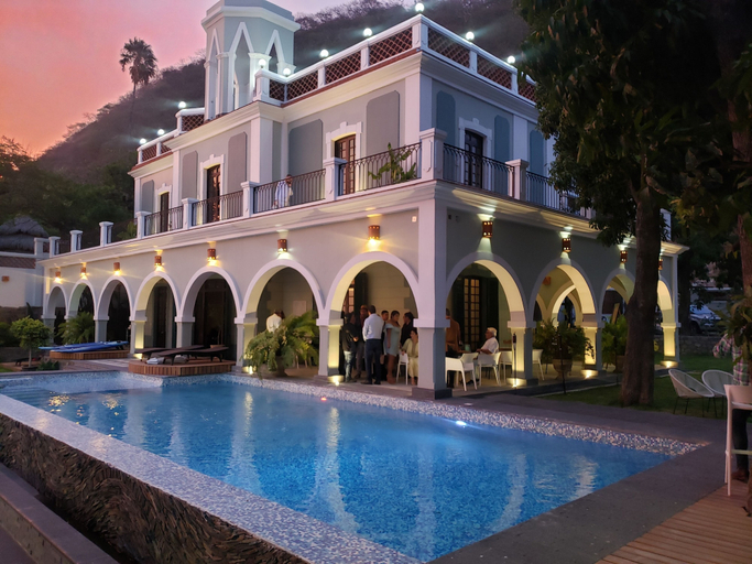 Exterior & Views
