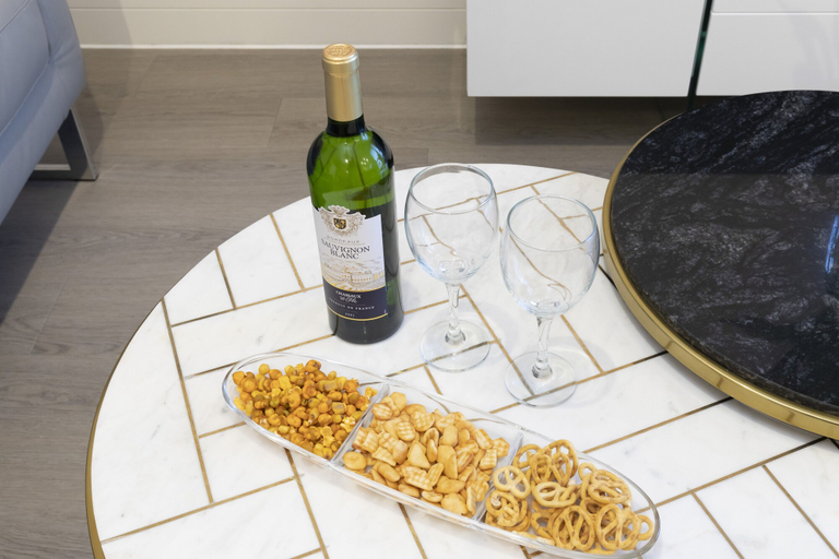 Food & Drinks, Elliot Oliver - Chic 2 Bedroom Town Centre Apartment, Gloucestershire