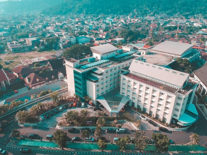 Exterior & Views 21