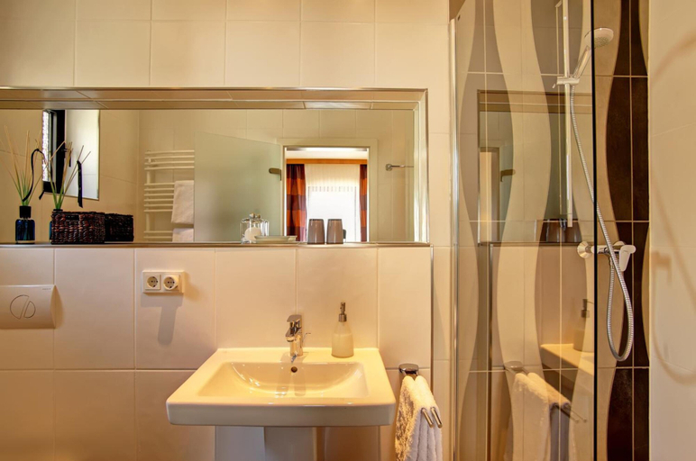 Bathroom 4, Hotel Haus Schons, Merzig-Wadern