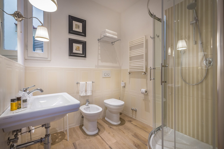 Bathroom 5, Hotel Ungherese, Florence