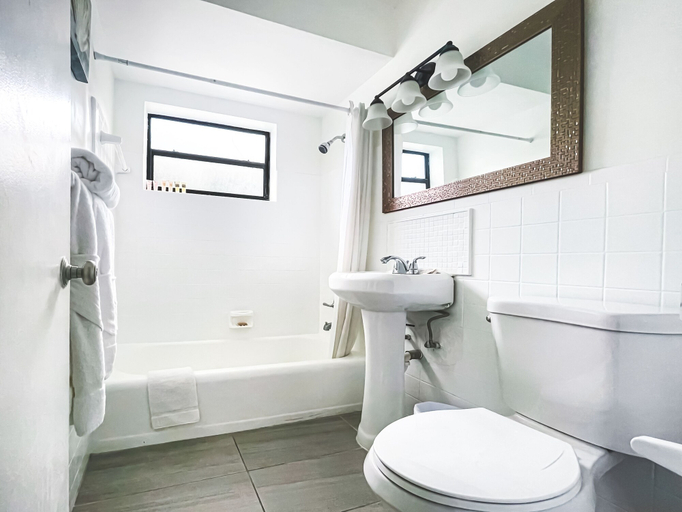 Bathroom 4, Silver Spray Motel - RB, Broward