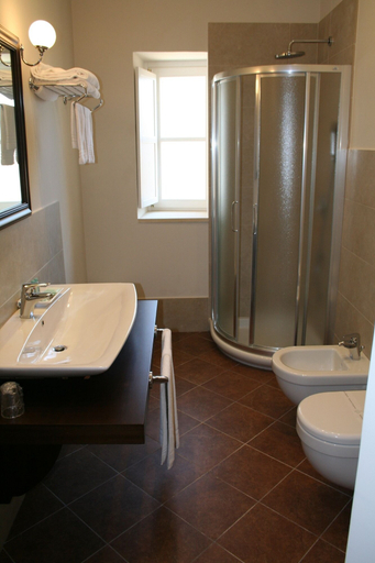Bathroom 4, Hotel dei Coloniali, Syracuse